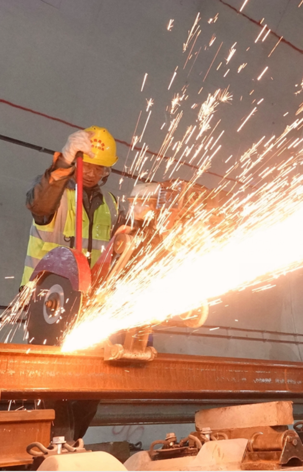 贵南高铁建设巡礼系列报道之三：一天8000次弯腰