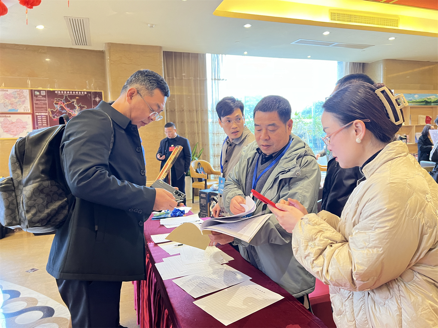 出席市政协五届四次会议的委员向大会报到