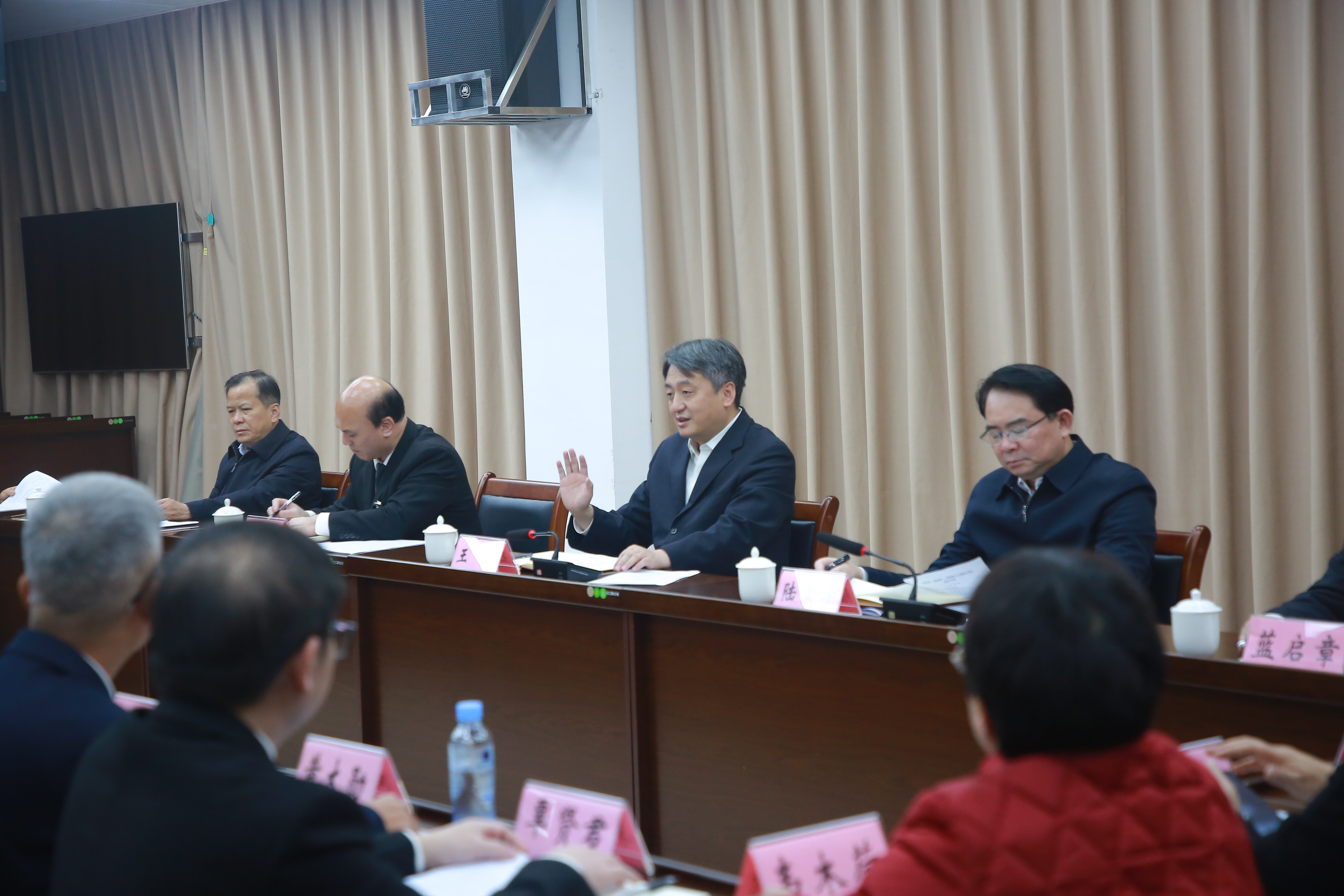 王军参加政协界别联组讨论