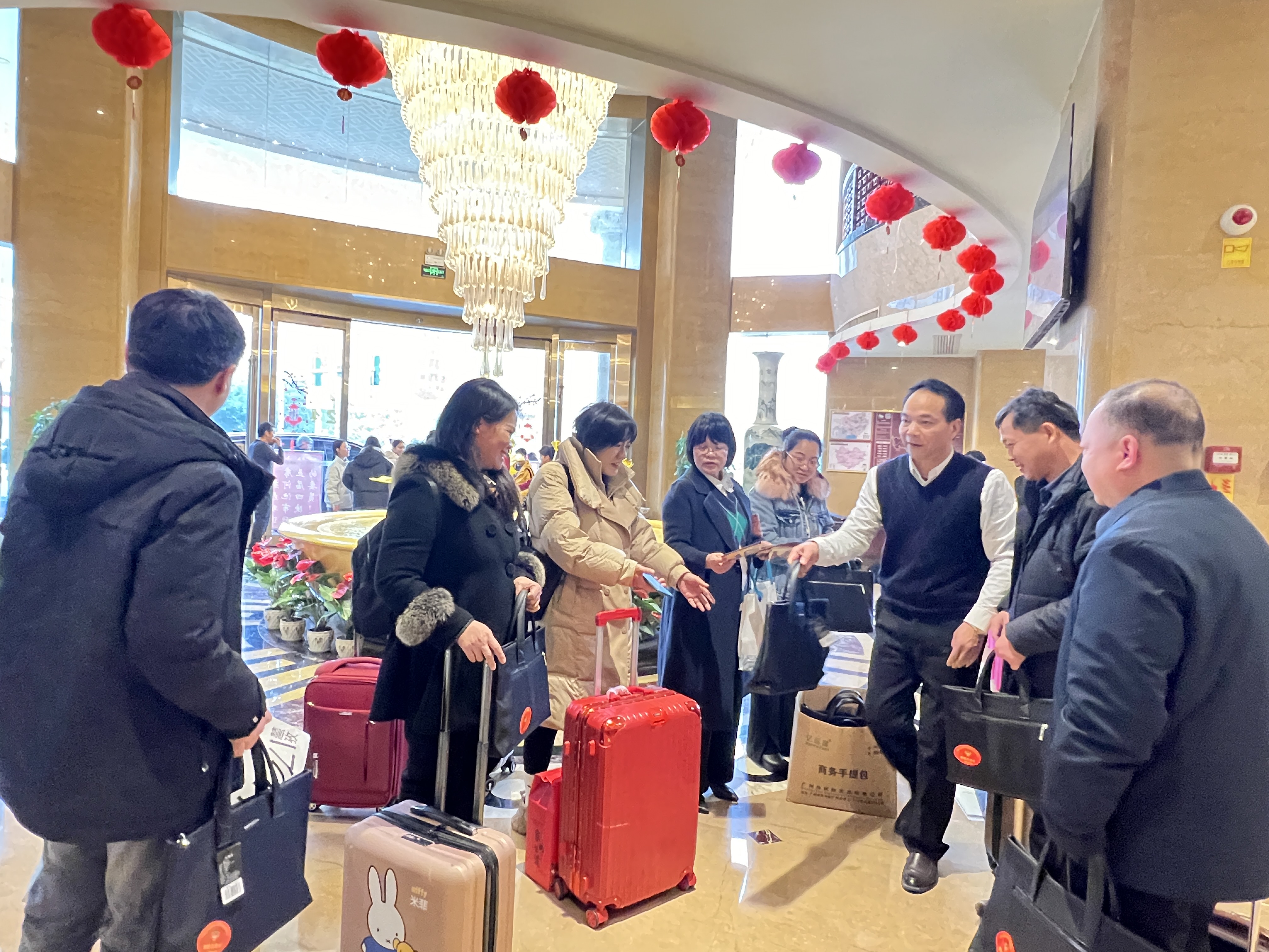 政协委员向大会报到，河池进入两会时间！